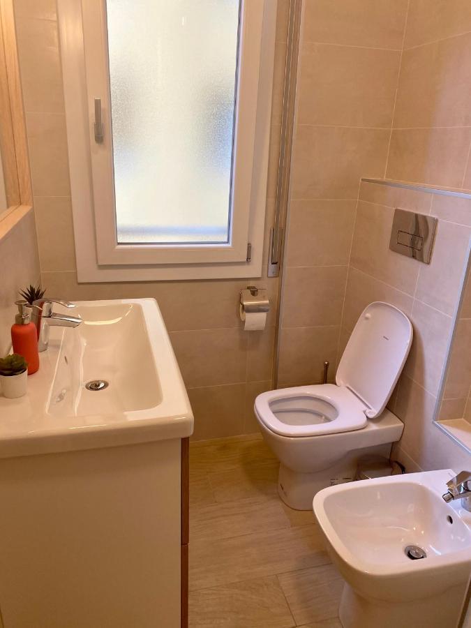 Modern City Apartment Модена Экстерьер фото