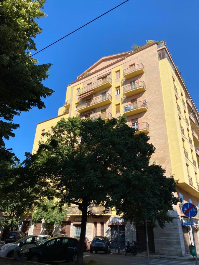 Modern City Apartment Модена Экстерьер фото
